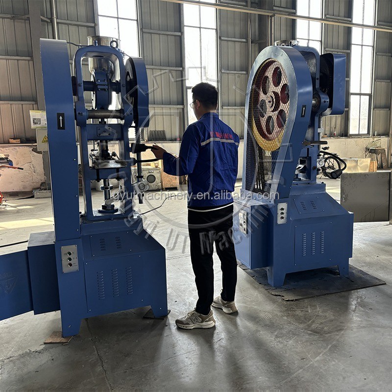 Maschine für die Produktion von Badebomben mit mehreren Kurbeln